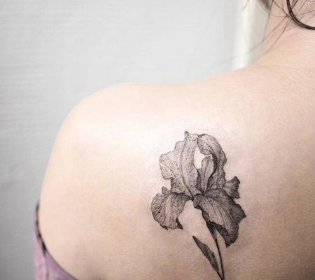 肩背上精致的黑色虹膜花纹身图片