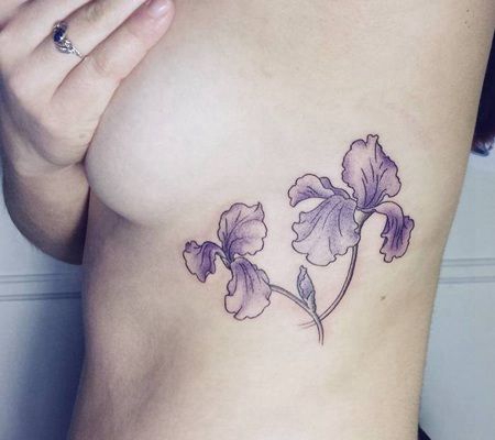 两根肋骨上的紫色鸢尾花纹身图案