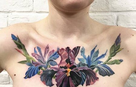 胸部五彩缤纷的花纹身图案