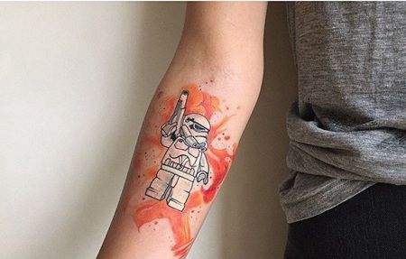 拿着手枪的线条士兵和水彩背景纹身图案