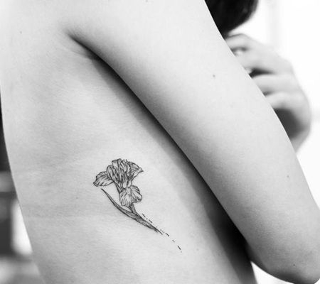 胸腔上黑色的虹膜花纹身图案