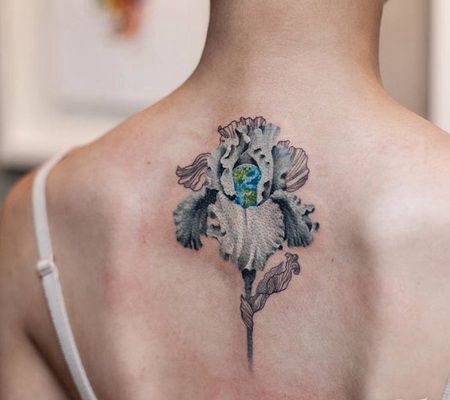 虹膜花朵内持有地球的纹身