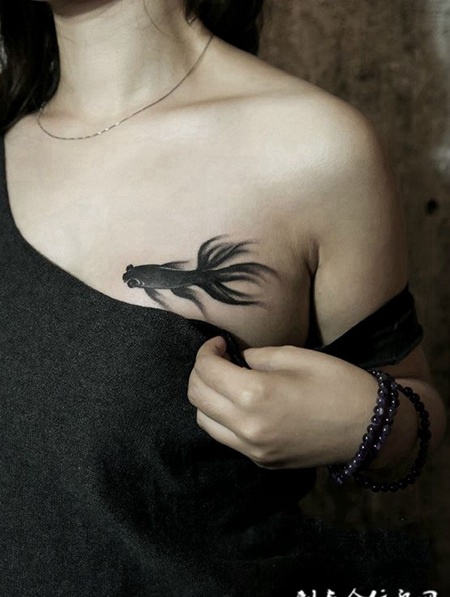 悠然戏水间，胸口水墨金鱼个性纹身