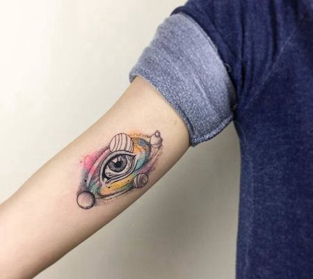 男子胳膊点刺水彩眼睛纹身图案