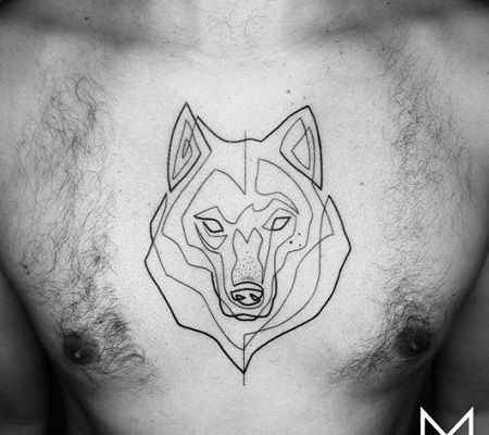 男子胸口线条狼黑白纹身图案