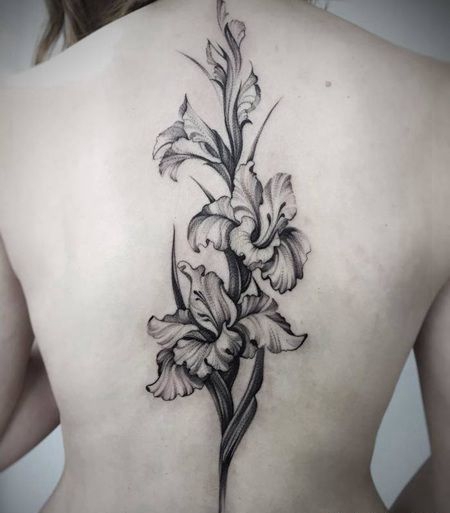 美女后背脊柱黑白色虹膜纹身图片