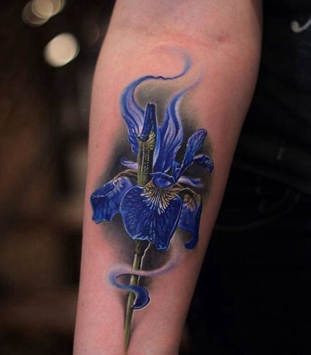 前臂内侧蓝色的蝴蝶花纹身图案