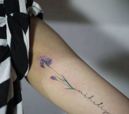 内测肱二头肌处纤细的紫色鸢尾花纹身图案