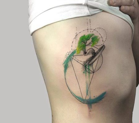 美女肋骨创意几何形和松柏纹身图案