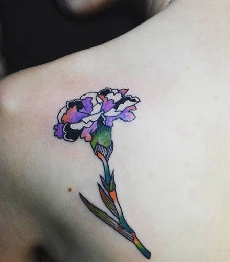 后肩的彩色康乃馨纹身