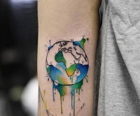 胳膊水彩地球纹身设计图案