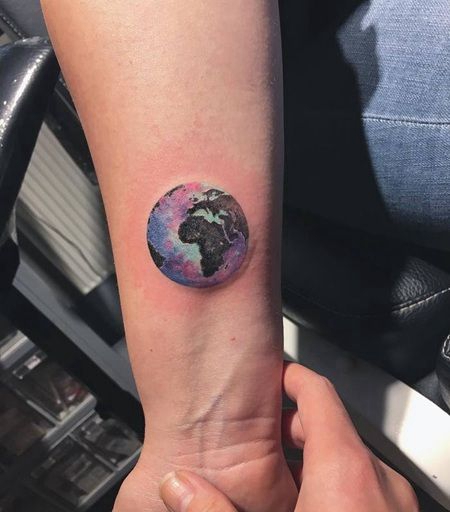 手臂显示非洲地图的地球纹身图案