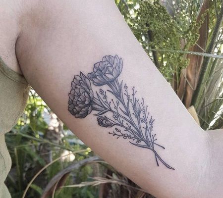 肱二头肌处两束盛开的黑色康乃馨纹身图案