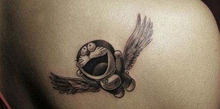 肩部飞翔的叮当猫纹身图案