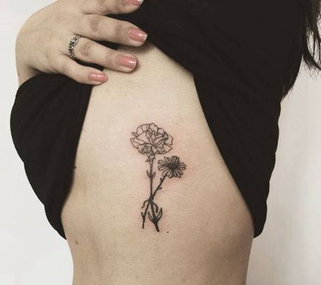 美女肋骨处漂亮的黑色康乃馨和菊花纹身图案