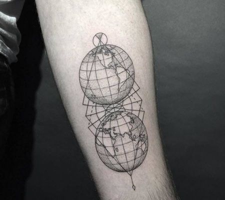 地球的网边与几何元素纹身图案