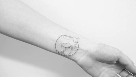 手腕黑白色线条地球纹身图片