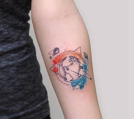 绚丽的水彩几何形和地球纹身图案