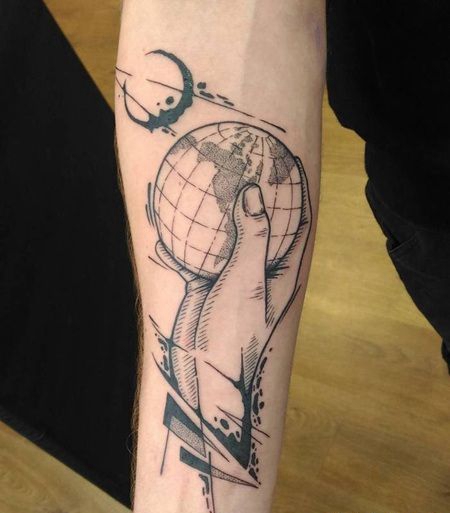 手拿着地球的创意纹身图案