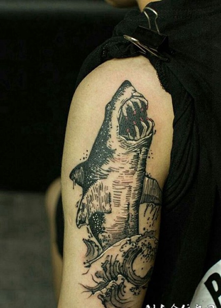 巨鲨翻腾，手臂鲨鱼个性纹身图案