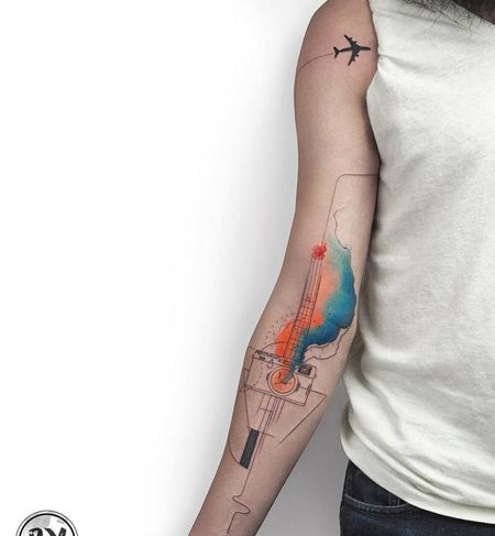 手臂绚丽的几何形水彩和飞机纹身