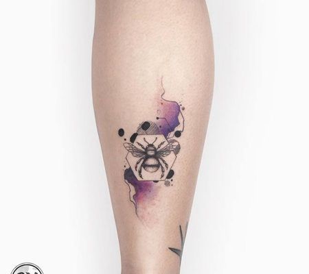 小腿处华丽的几何形水彩和蜜蜂纹身图案