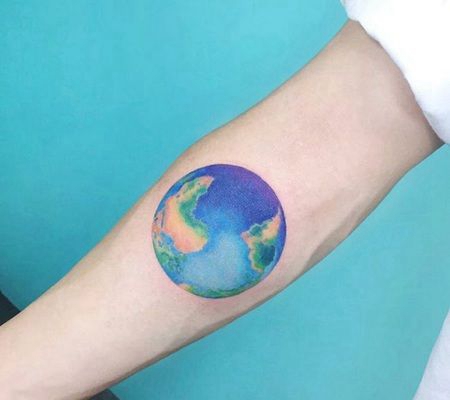 前臂上美丽的地球纹身图片