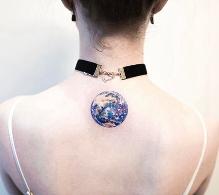 上背部真实的彩色地球纹身