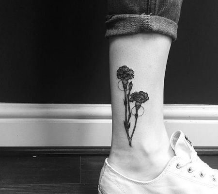 脚踝处黑墨色康乃馨纹身图