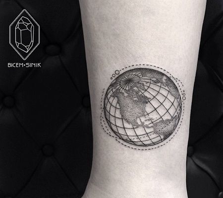 小腿处黑色地球网纹身图案