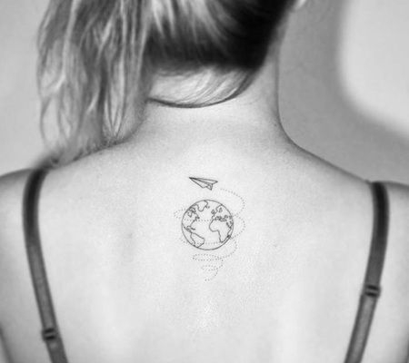 背部简单的黑白色地球和纸飞机纹身图案