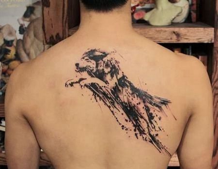 男子后背纹了一只跳跃的水墨狼图案