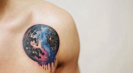 肩膀深色水彩画地球纹身图案