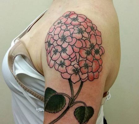 肩膀处漂亮的粉红色绣球花纹身