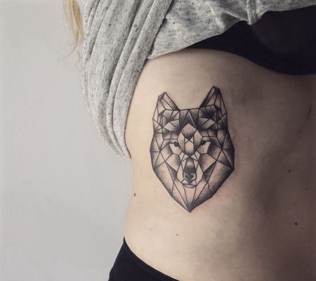肋骨处黑色水晶形状的狼纹身图案
