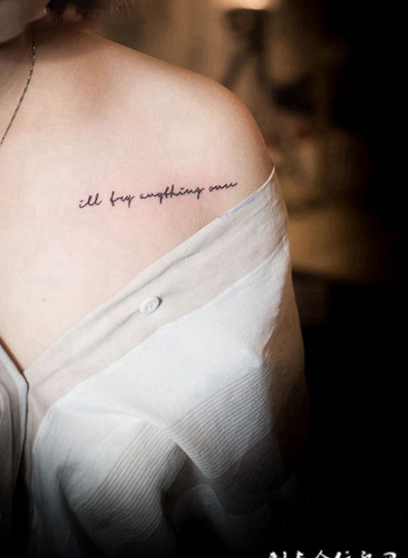 清新满香肩，锁骨清新亮丽英文纹身