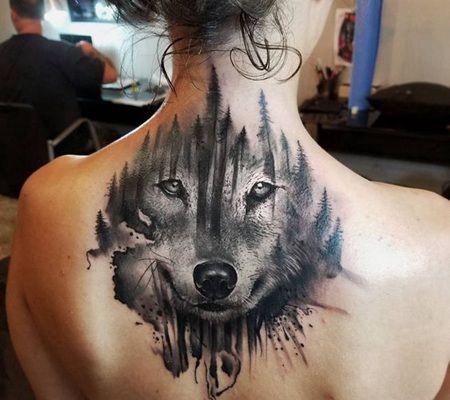 美国女孩后背水墨狼纹身图案
