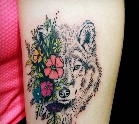 手臂被花遮住半边脸的点刺狼纹身图案