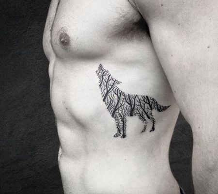 欧美一男子肋骨出纹了一只由黑色树枝组成的狼图案