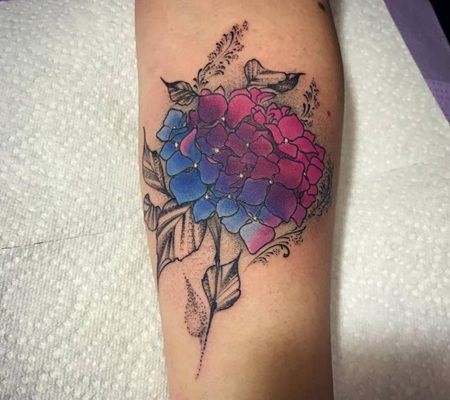 黑色枝叶粉红蓝色花朵的绣球花纹身图案