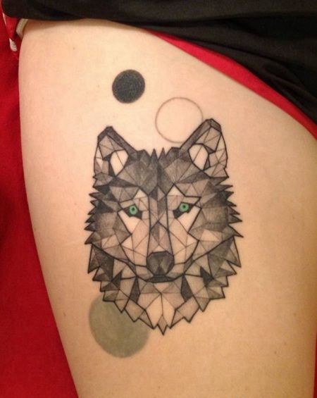 雪白大腿水晶形状的黑色狼纹身图案