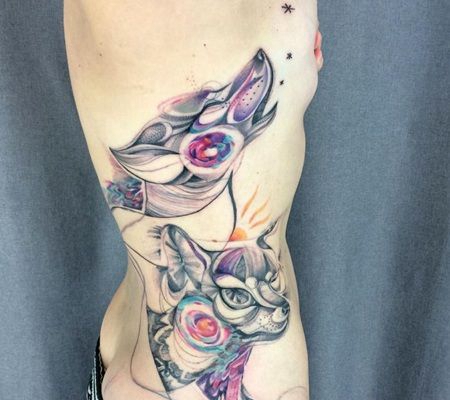美女腰部和肋骨处纹了两只个性的狼纹身