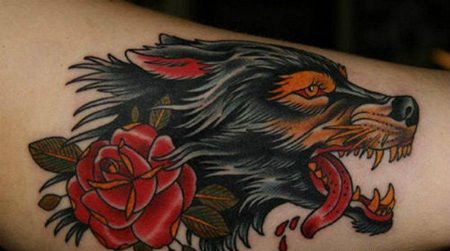 耷拉着红色舌头的狼和红花纹身图案