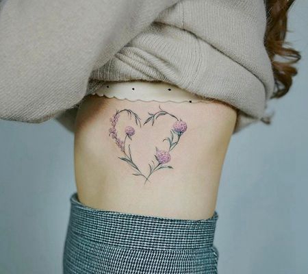美女肋骨处唯美的心形绣球花纹身图
