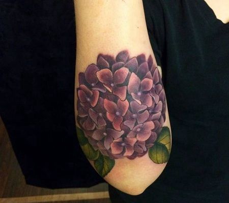 手臂外侧暗红色绣球花和叶子纹身图案