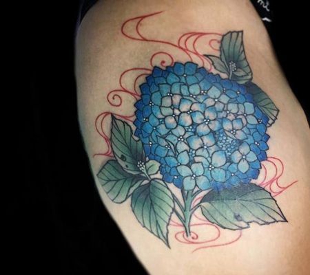 大腿处带枝叶的蓝色绣球花纹身图案