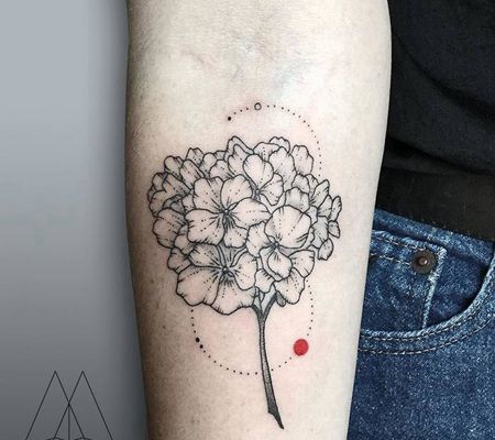 手臂点圆形和黑色绣球花纹身图案