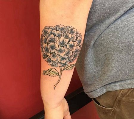 手臂外侧3D浅黑色绣球花纹身图案