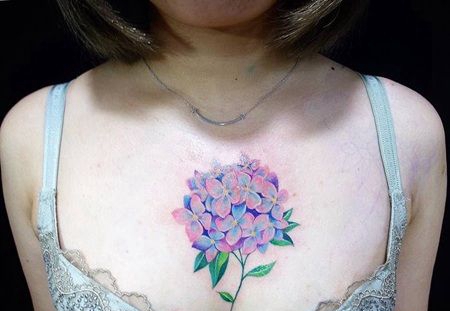 美女胸口多色绣球花纹身图片