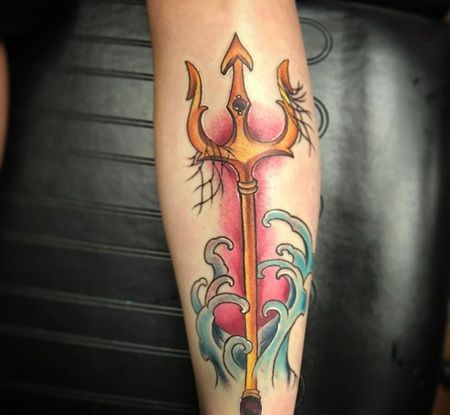 小腿处漂亮的三叉戟和水浪纹身